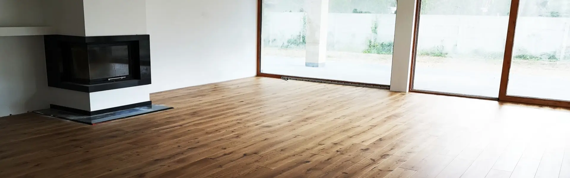 drewniana podłoga w salonie z kominkiem